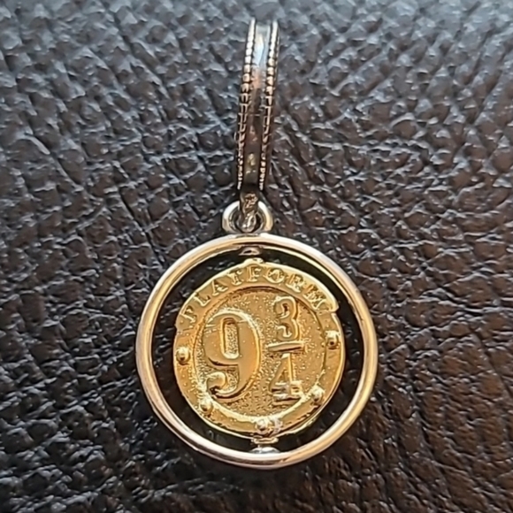 Harry Potter Double Side charm Platform 9 3/4 & Hedwig On Suitcase silver plated - Picture 2 of 4